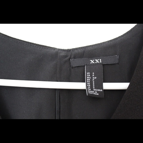 Zip-up fitted crop top💕 - Picture 2 of 4